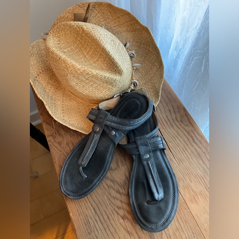 🩵 Frye Alessia Traptuno T Strap Sandals